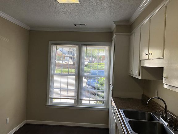 3rd image of 38 Somersett Dr