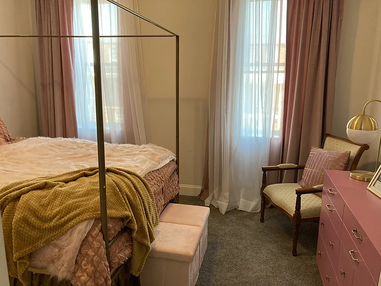 Guest bedroom.