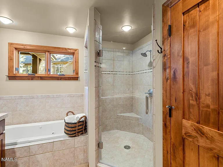 1704 E Trade Winds Ct — Photo 21