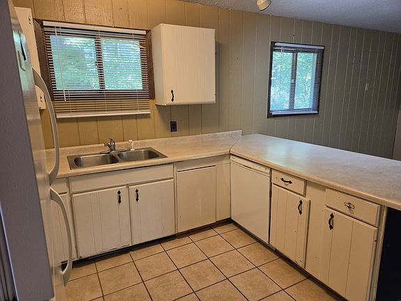 5th image of 1014 16th Ave E
