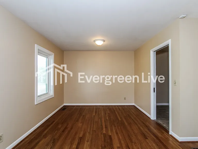 1413 Dogwood Ln — Photo 4