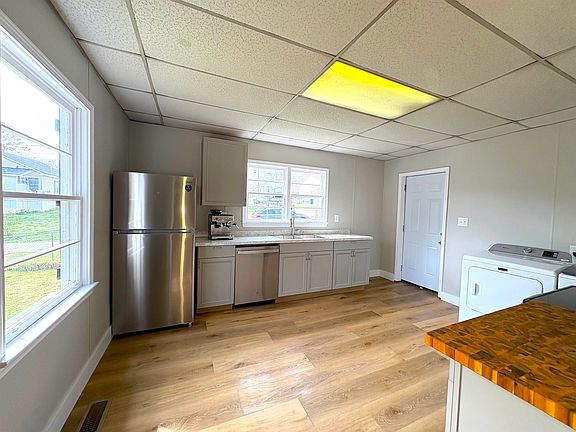 4th image of 140 Riverview St