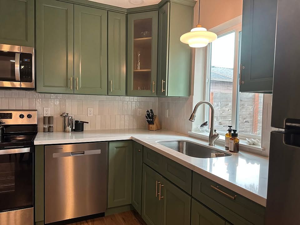 Beautiful kitchen with full size appliances views overlooking the garden