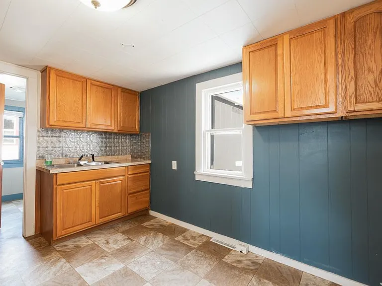1908 E Rosser Ave — Photo 4