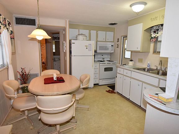 3rd image of 203 Beechwood Ln