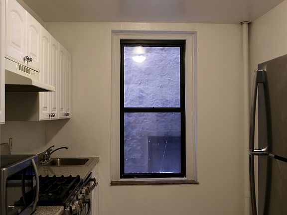 4th image of 34 Monroe Pl #1C