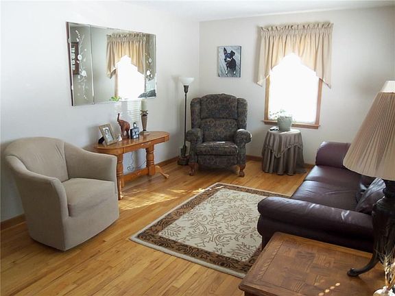 4th image of 4 Pettit Pl