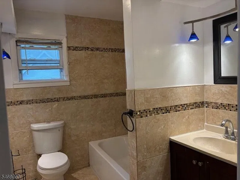 2 bed, 1.0 bath, 1040 sqft, $2,700 — Photo 2