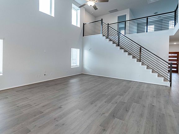 3rd image of 300 Yosemite Dr