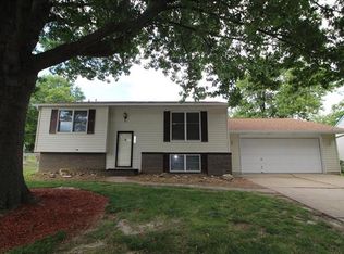 304 Canary Ln, Godfrey, IL 62035