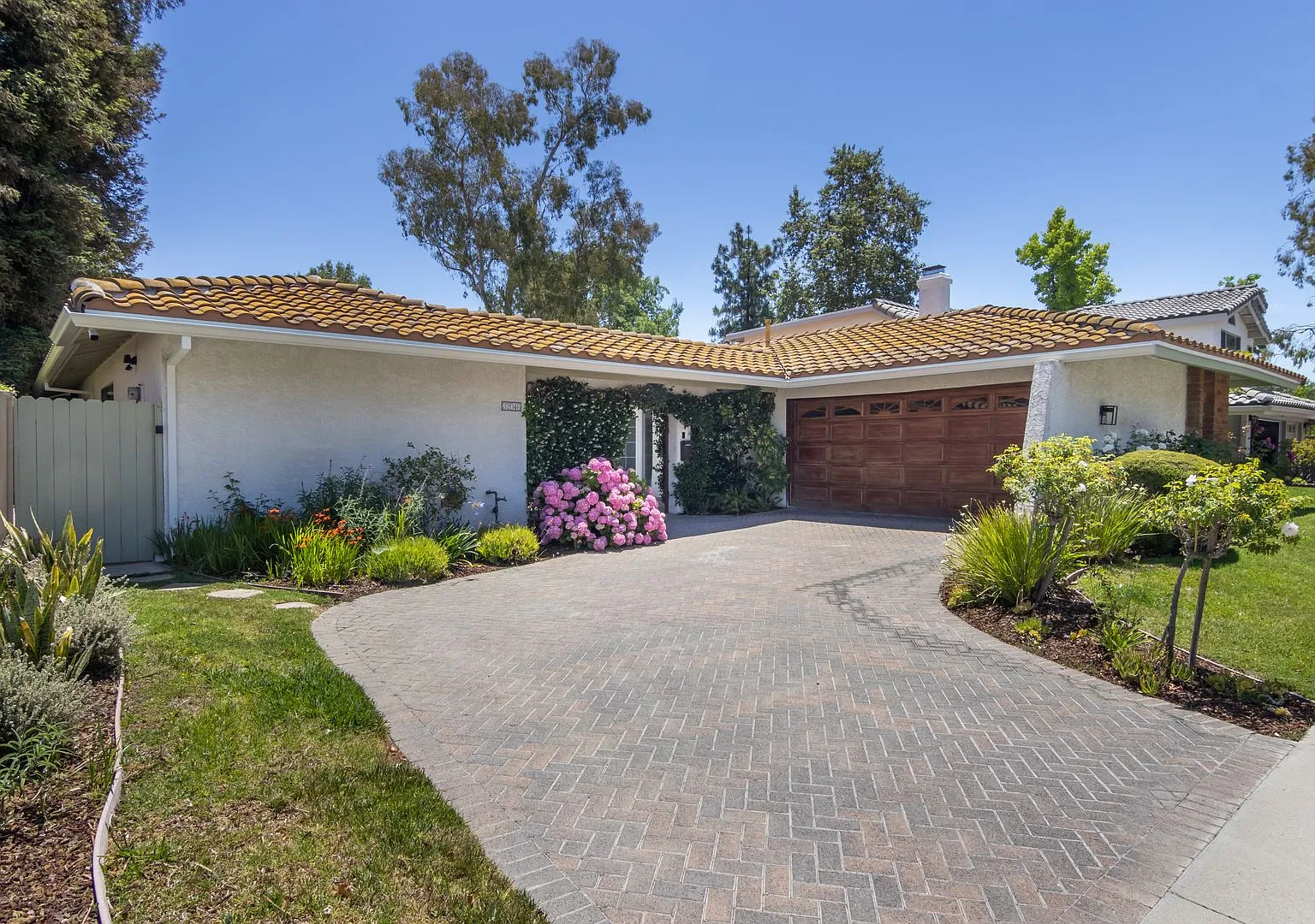 Beautiful First Neighborhood home! — Photo 2