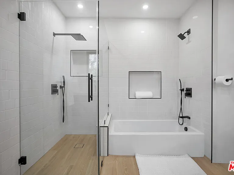 1145 S Longwood Ave — Photo 25