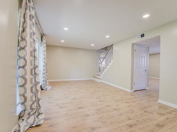 4th image of 1701 Hobbits Glen Dr #23