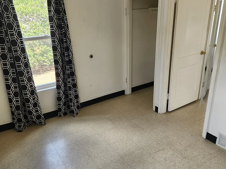860 Waterloo St — Photo 11