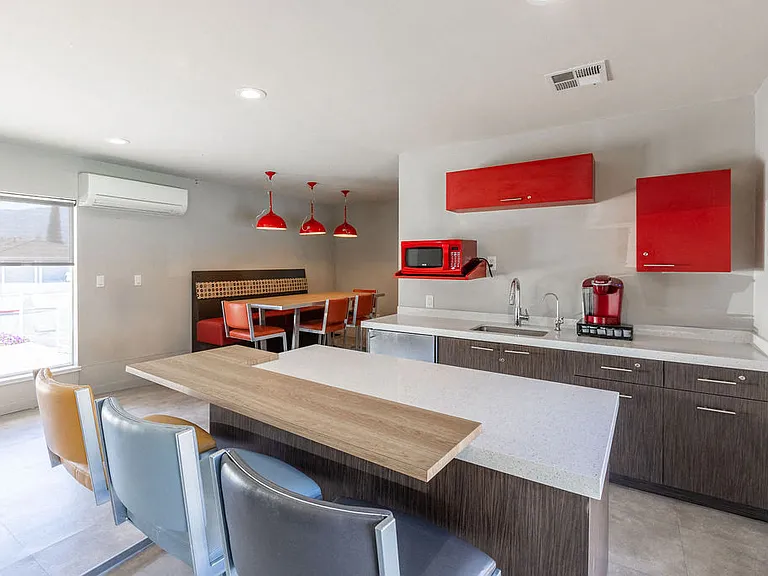 Cadena Apartments — Photo 23