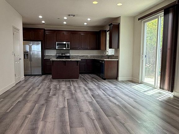 5th image of 242 Barnhill Dr
