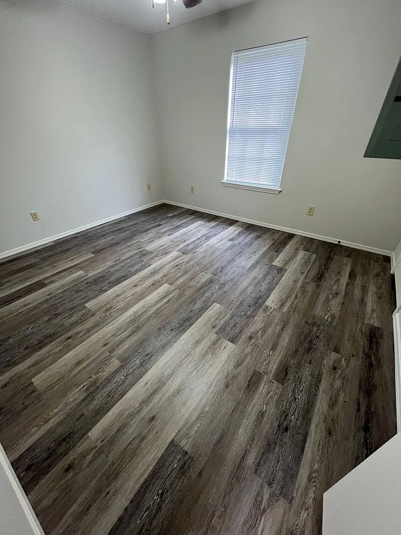 1409 Poplar St — Photo 3