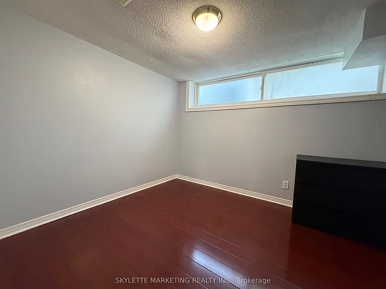 229 Zelda Cres #LOWER — Photo 14