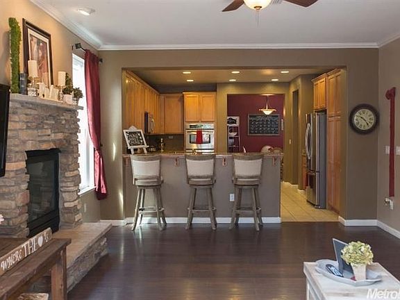 4th image of 1066 Thornhill Ln