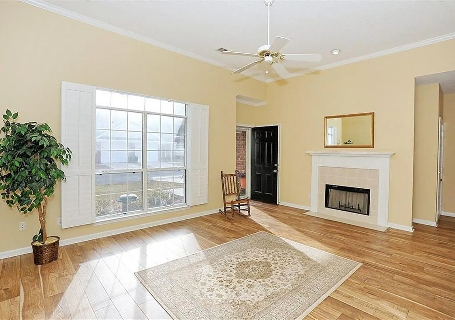 Southside Savannah Charm 2BR Townhome with Screened-In Porch — Photo 3