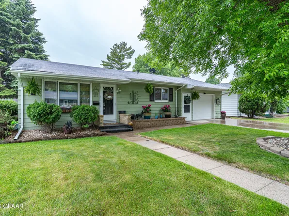 2103 7th Ave N, Grand Forks, ND 58203