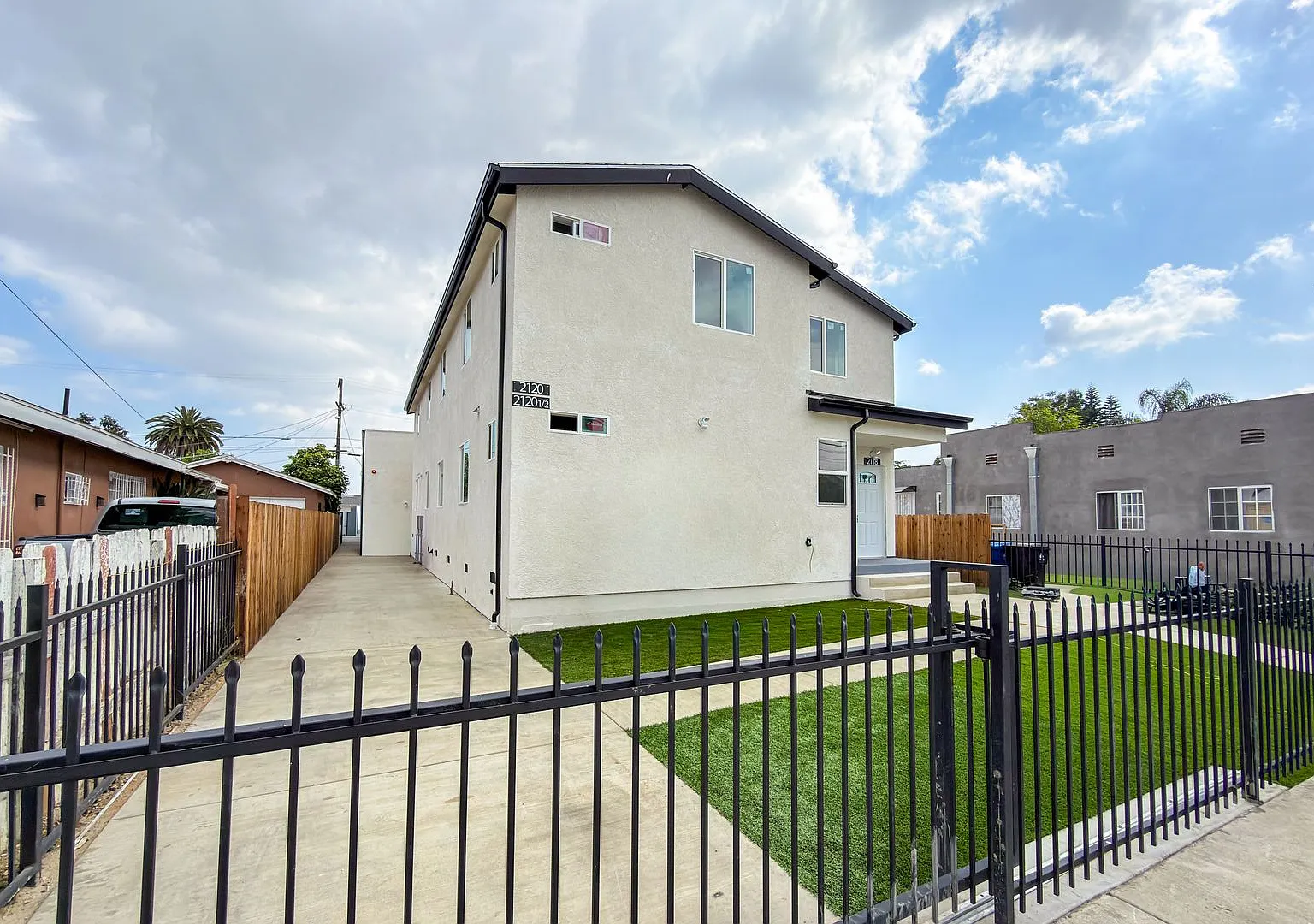 Brand New Luxury 4 & 5 Bed Units — Photo 1