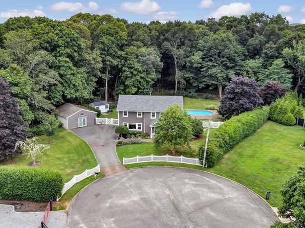 28 Mortimer Place, Eastport, NY 11941