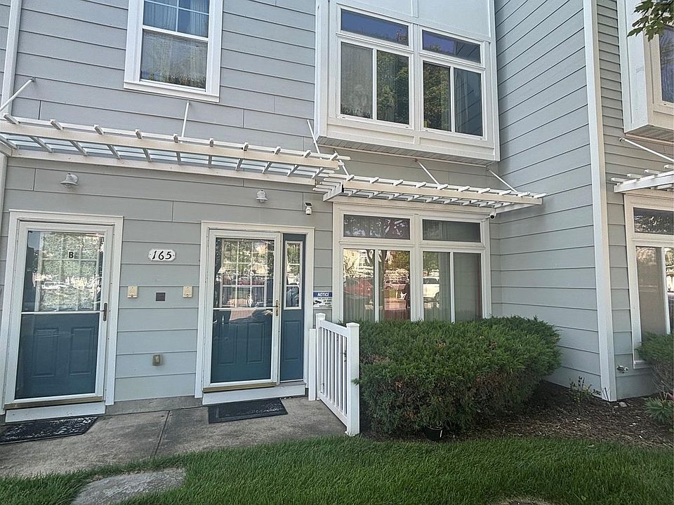 1st image of 165 Commodore Circle W