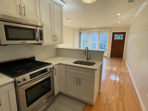 4th image of 549 N Artesian Ave #1