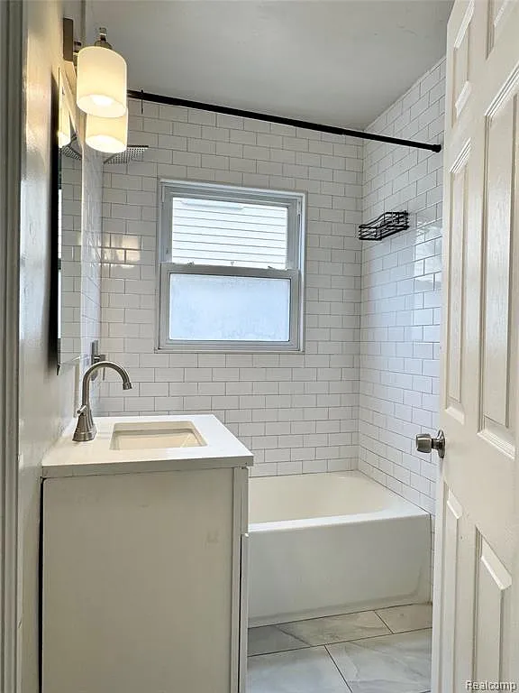 3 bed, 2.0 bath, 1008 sqft, $1,880 — Photo 4