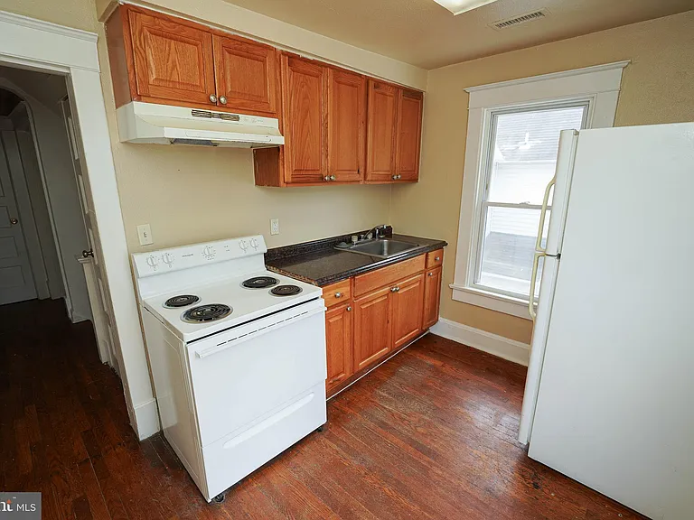 235 Newton St #4 — Photo 7