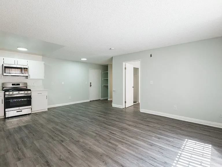 226 South Serrano — Photo 16