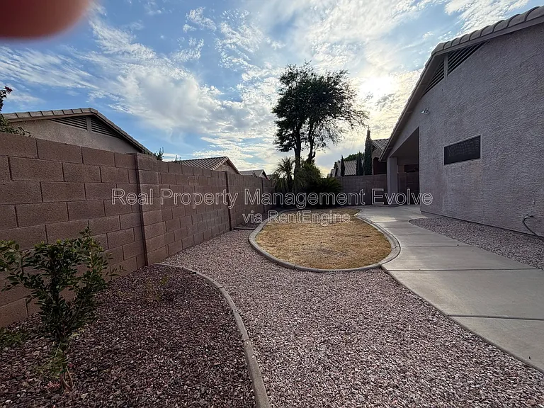 15847 W Saguaro Ln — Photo 24