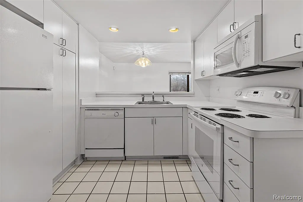 2 bed, 2.5 bath, 1553 sqft, $2,300 — Photo 3
