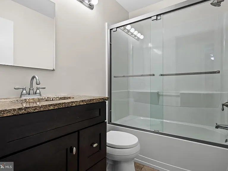 704B Harwood Ct #B — Photo 18