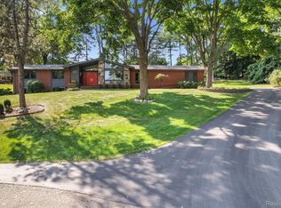 317 Broadleaf Dr, Rochester, MI 48306