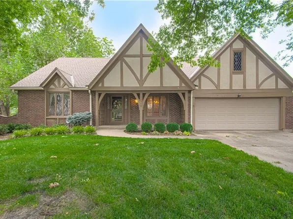 12710 Pembroke Ln, Leawood, KS 66209