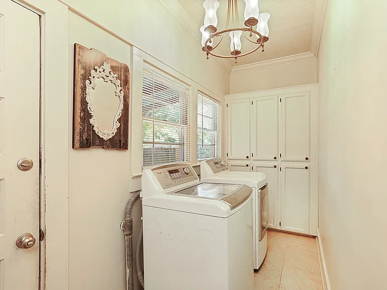610 Avenue B — Photo 17