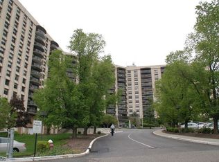 2 Claridge Dr APT 4IW, Verona, NJ 07044