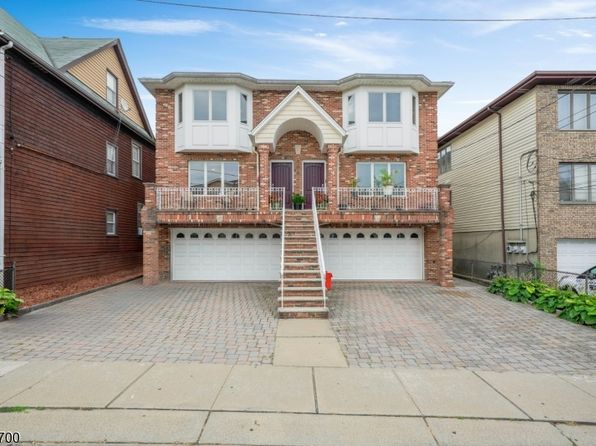 284 John St