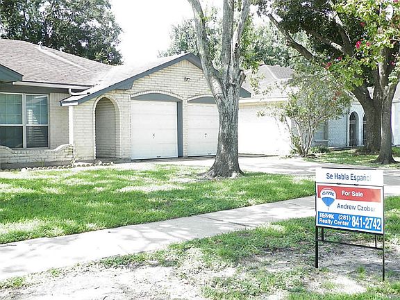 Nice front yard with ample shade