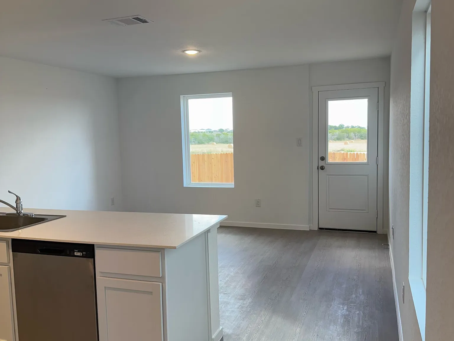 3 bed, 1.5 bath, 1200 sqft, $1,950 — Photo 4