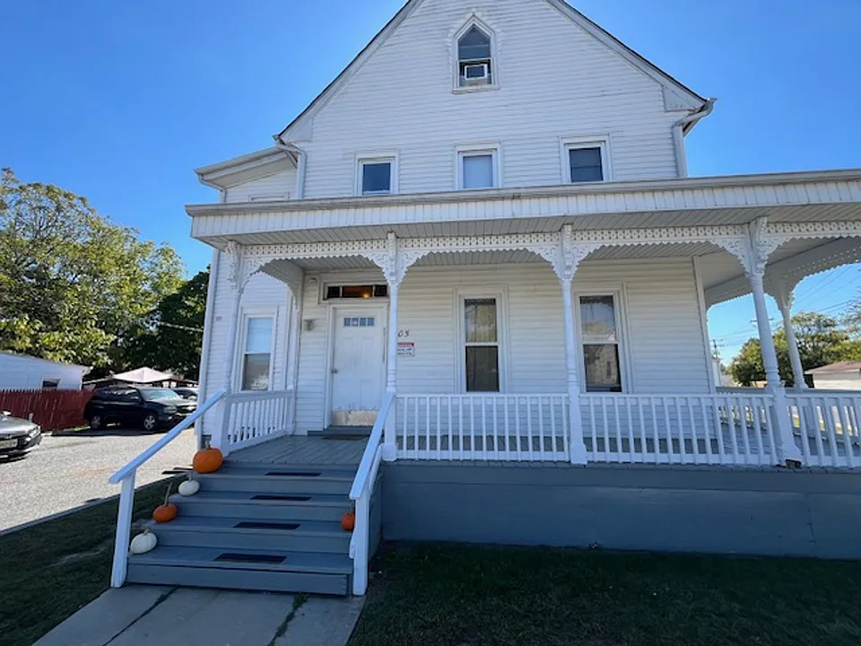 305 E St