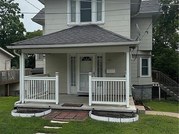 3rd image of 121 S Myrtle St