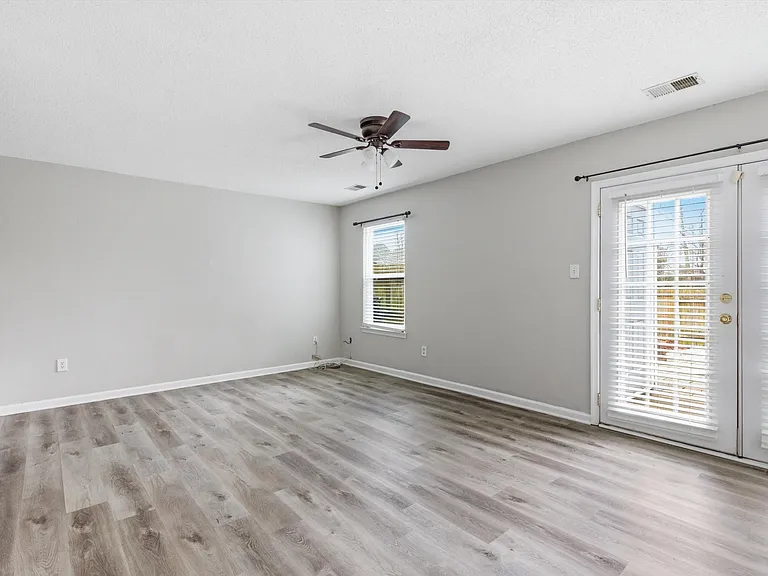 435 Greenview Dr — Photo 11