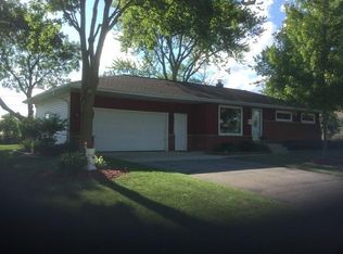 933 Meadowview Ln, Mukwonago, WI 53149