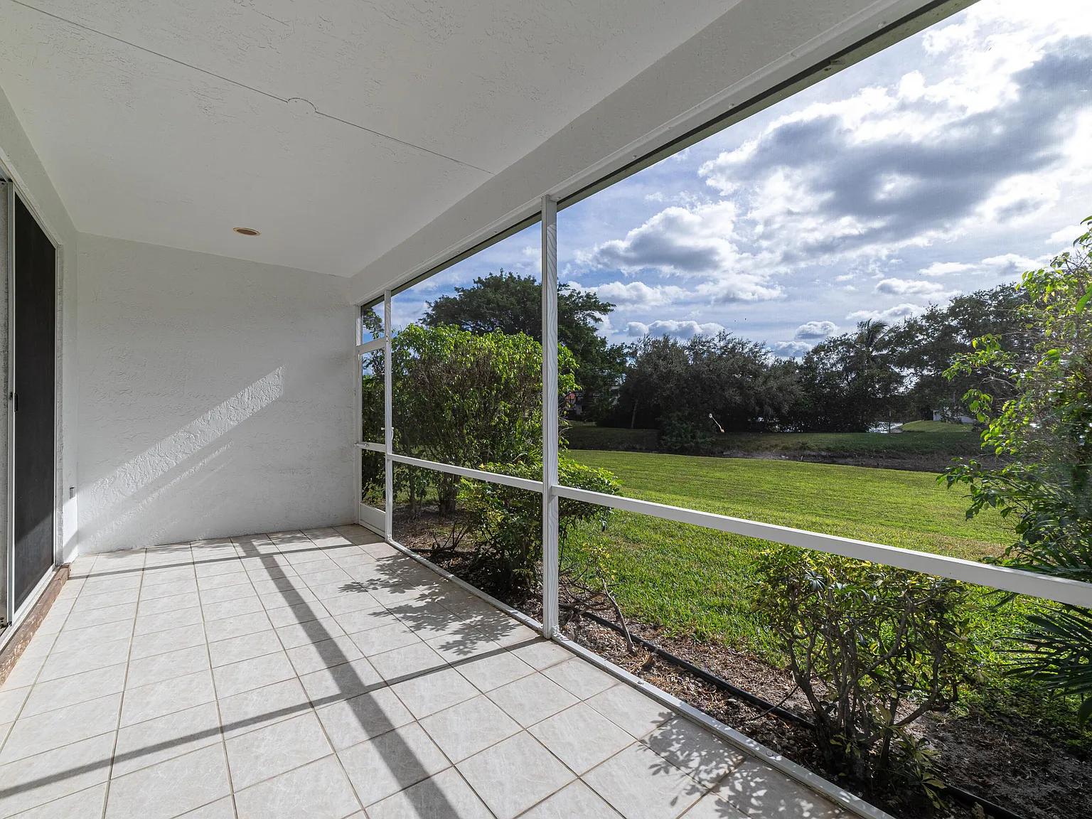 3 bed, 2.5 bath, 1710 sqft, $3,875 — Photo 3