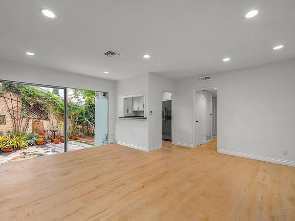 4th image of 1361 N Laurel Ave APT 9