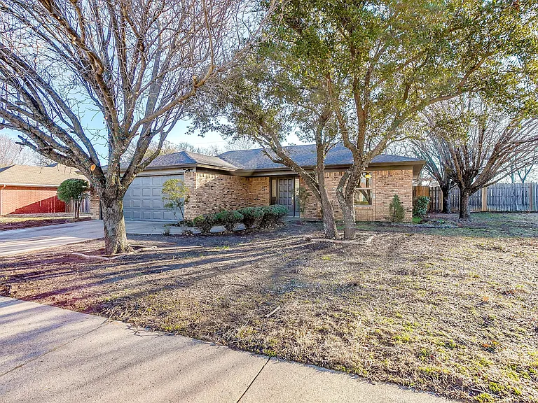 305 Bentley Dr — Photo 2