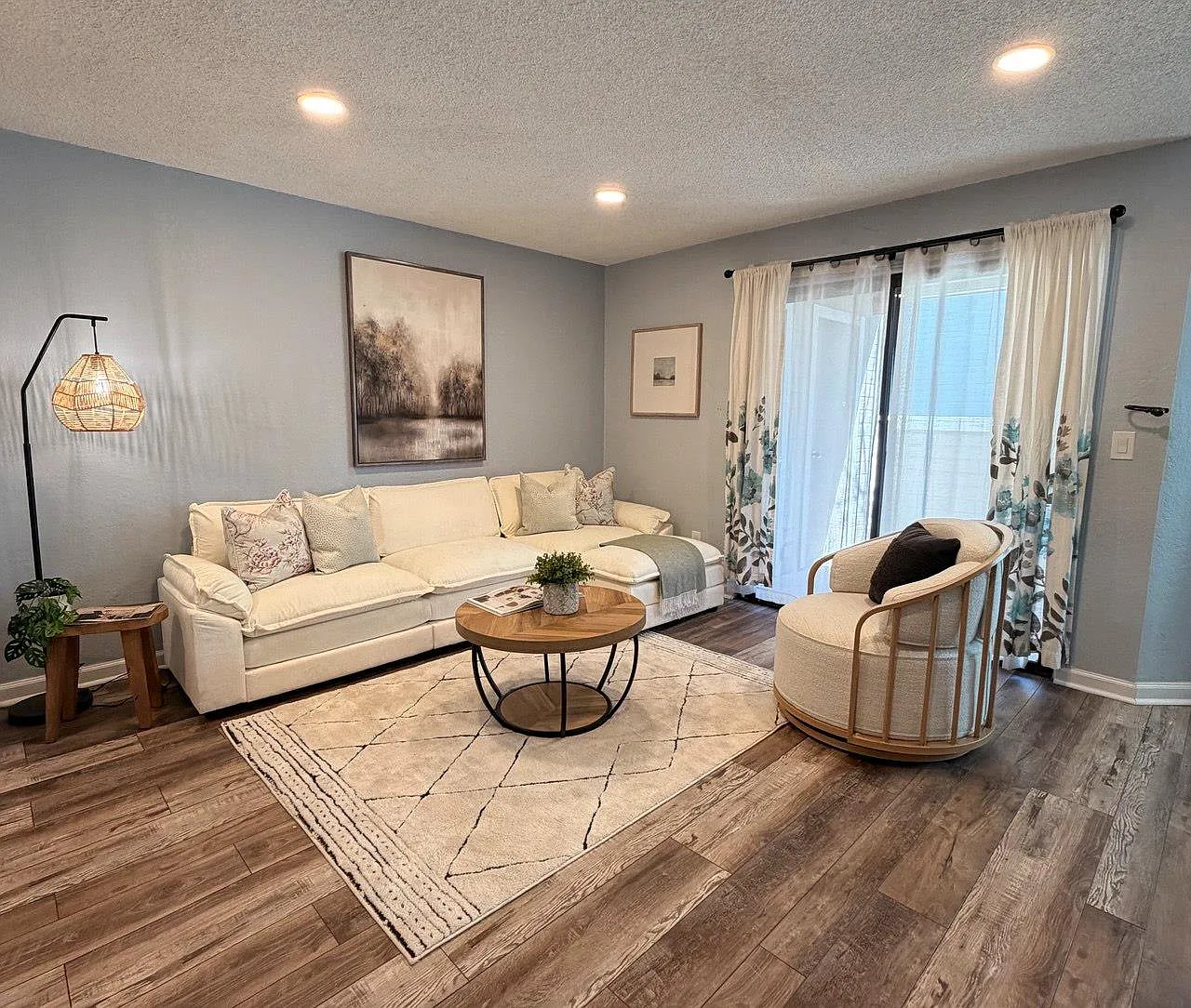 2910 Winding Ln photo 1